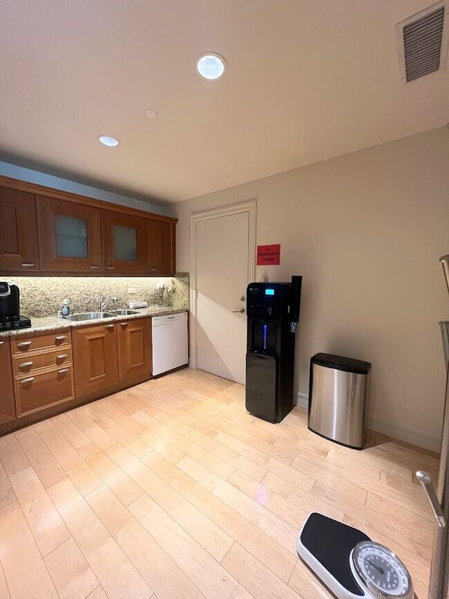 Building Photo - Turnberry Place - 2 Bedroom 2 Bath Condo