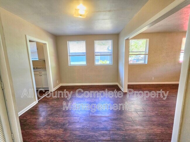 Building Photo - 916 W 25th St