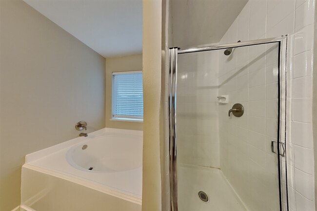 Building Photo - 8831 Aberdeen Oaks Dr