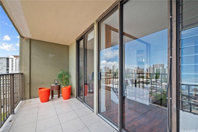 Building Photo - Spacious Studio in Makiki Plaza Available now!