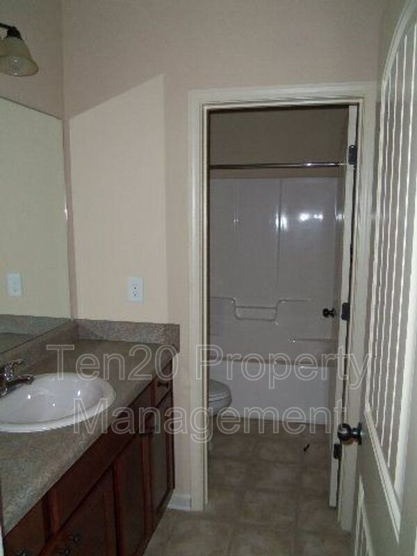 Building Photo - 1310 Ingersoll Dr