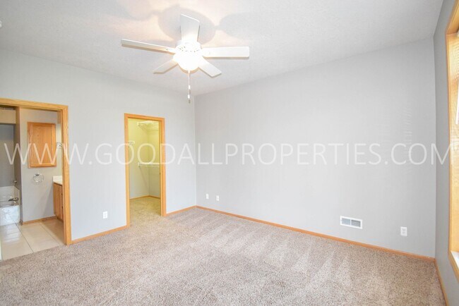 Building Photo - 2 Bedroom 2 bath Town Home in West Des Moines
