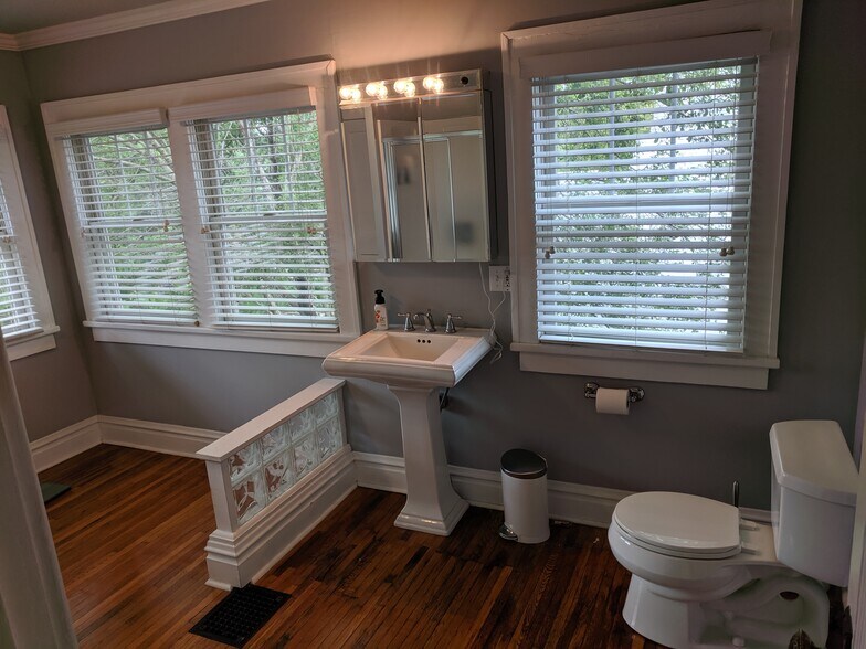 Huge bathroom on 2nd floor with lots of light - 1241 Bruck St