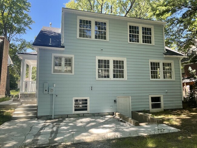 Building Photo - 616 Illinois St