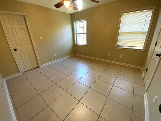 Building Photo - Spacious 2-Bedroom Duplex Near McNeese Sta...