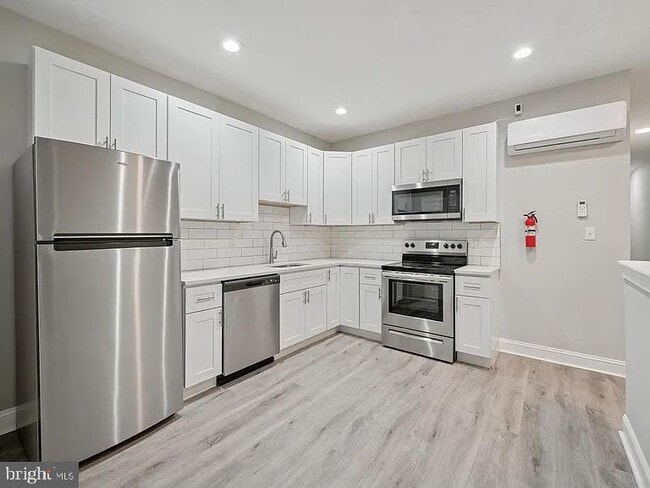 Building Photo - 1236 W Airdrie St