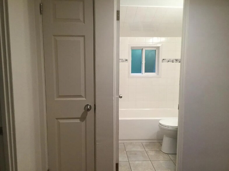 Building Photo - 733a Cribbs St