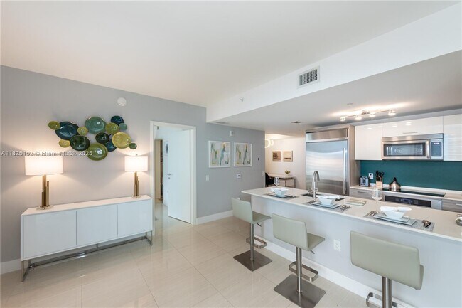 Building Photo - 1300 Brickell Bay Dr