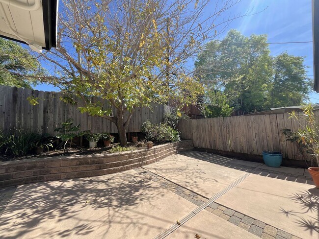 Building Photo - Clean and bright Single level Home - Great central location in SLO neighborhood