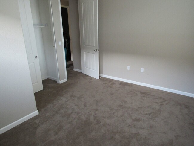 Building Photo - Beautiful 4 Bed/ 2.5 Bath Home close to Pi...