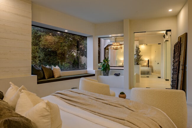 Building Photo - 8896 Lookout Mountain Ave