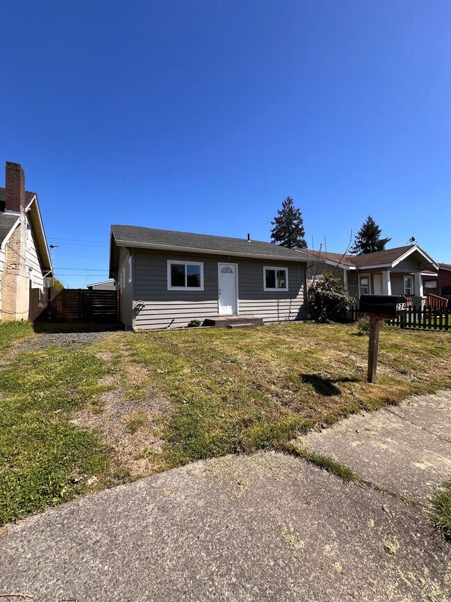 Building Photo - Longview Bungalow with Large Yard!