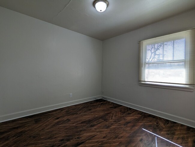 Building Photo - Great 1 bed/1 bath apartment with solid surface flooring!