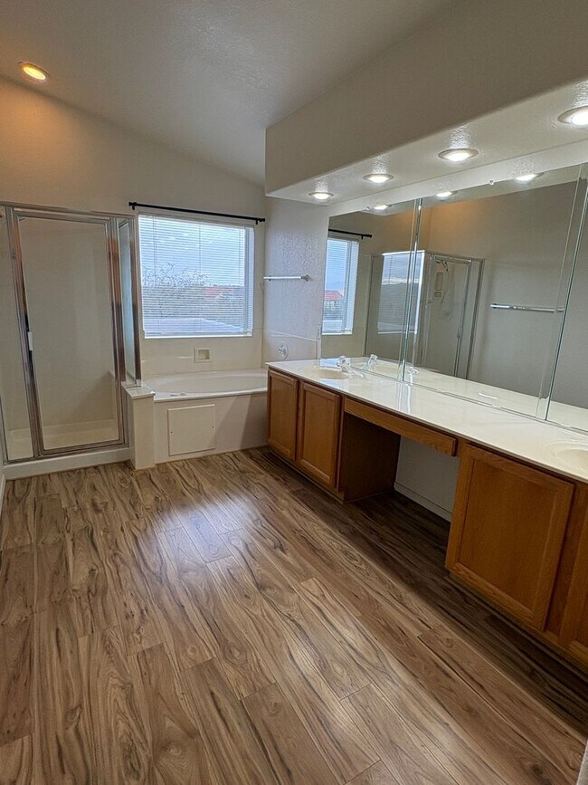 Building Photo - Spacious 4BR/3BA Two-Story Home Near Sabino Canyon