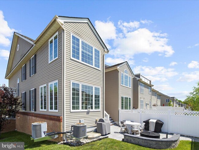 Building Photo - 8512 Pine Springs Dr