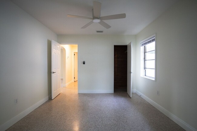 Building Photo - Annual  2 bed/1 bath house available $2,40...