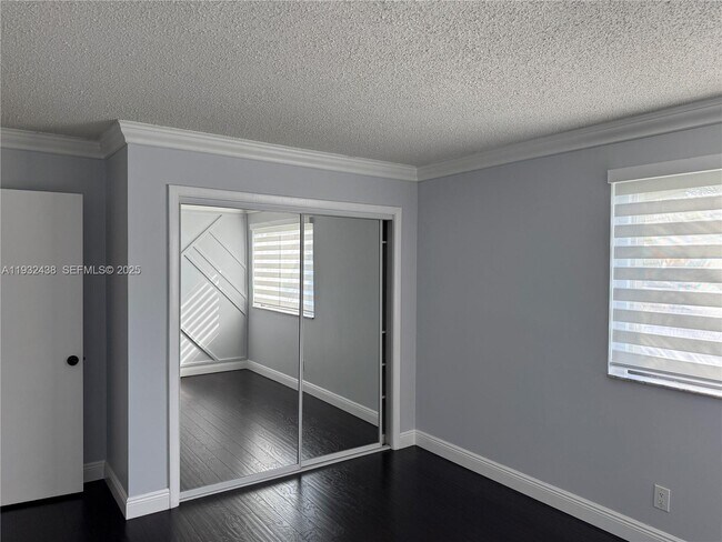 Building Photo - 185 Lakeview Dr