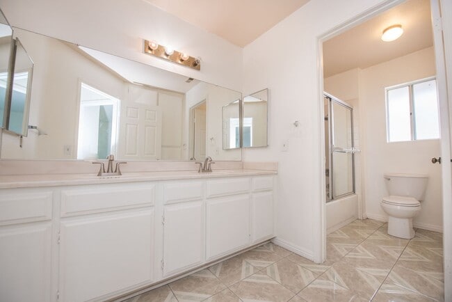 Building Photo - Rose Hills