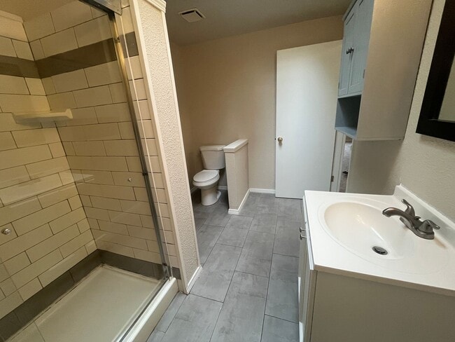 Building Photo - Beautifully Updated West Linn Home Near West Linn High School