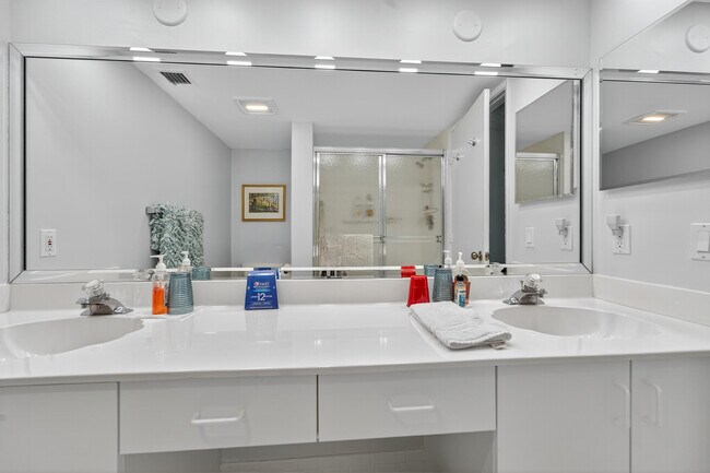 Building Photo - 14095 Royal Vista Dr