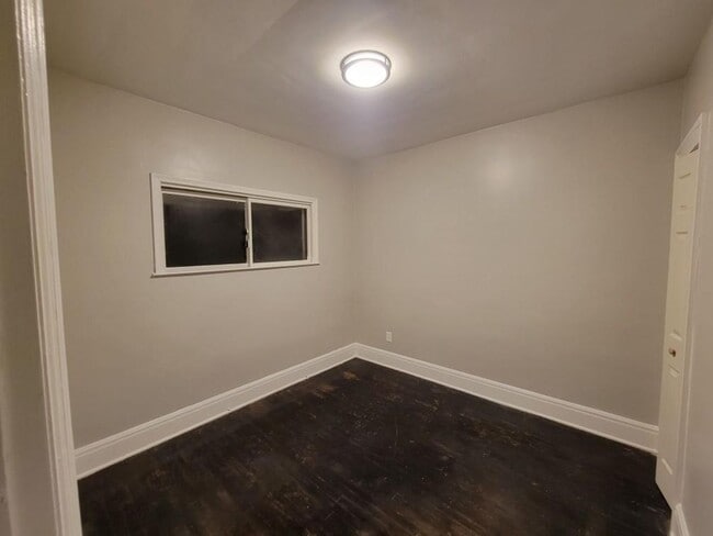 Building Photo - Beautifully updated large spacious home.  ...