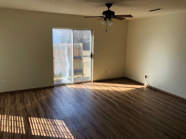 Building Photo - 2 bedoom duplex close to the bypass