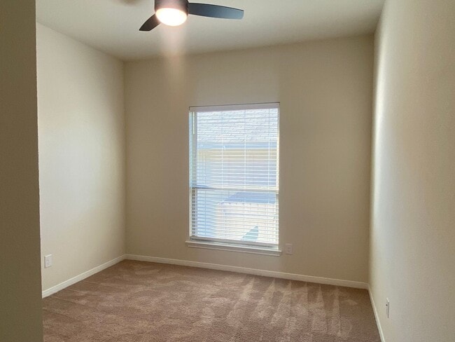 Building Photo - 4 BEDROOM, SHORT TERM LEASE AVAILABLE