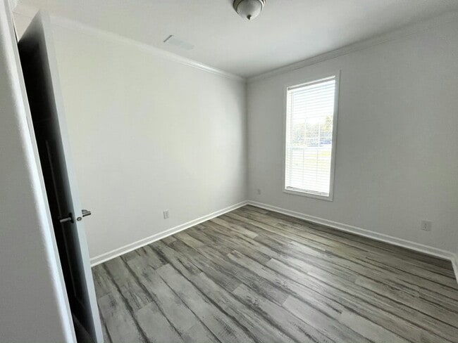 Building Photo - 115 N Lake Dr