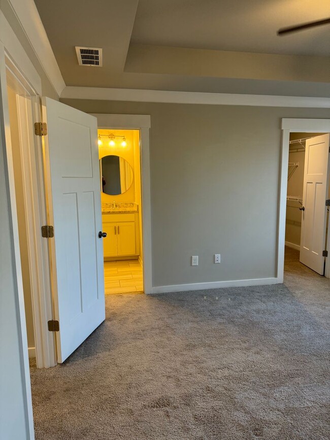 Building Photo - Beautiful New Townhome in Greer!