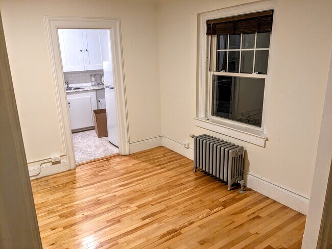 Building Photo - Colonial Apartments