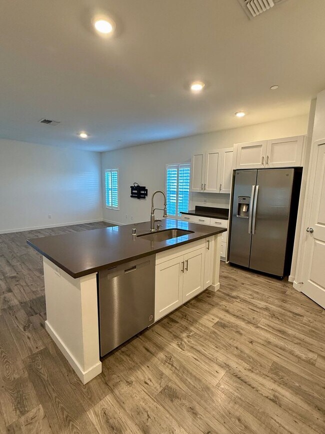 Building Photo - Beautiful 3 bedroom 2 bath w/Pool available in Orland!