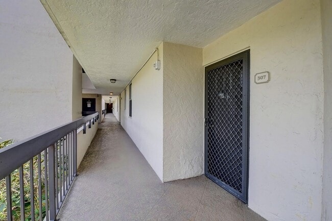 Building Photo - 950 Lavers Cir