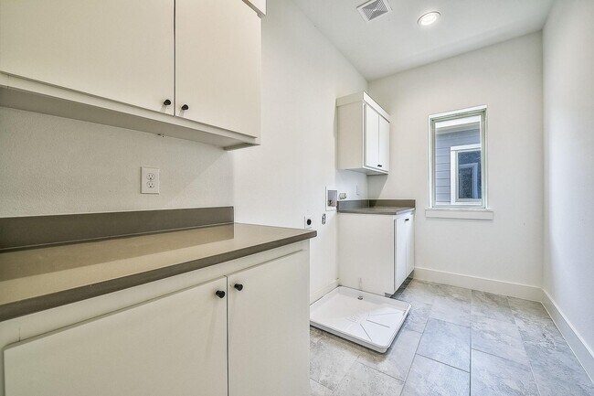 Building Photo - Luxury Living Redefined in the Heart of Fort Worth.