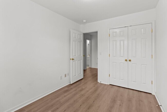 Building Photo - Your Perfect Townhome Is Here!