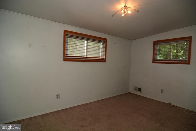 Building Photo - 10647 Maple St