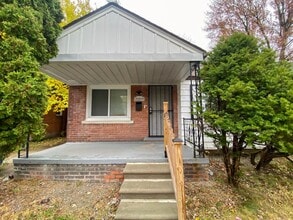 Building Photo - This beautifully updated 3-bedroom, 1-bath...