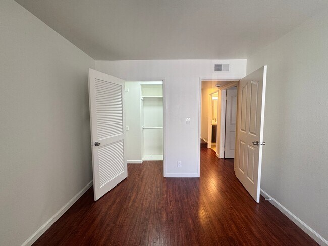Building Photo - 13012 Riverside Dr