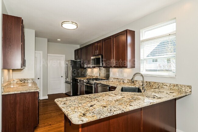 Building Photo - 730 Sunset Ln