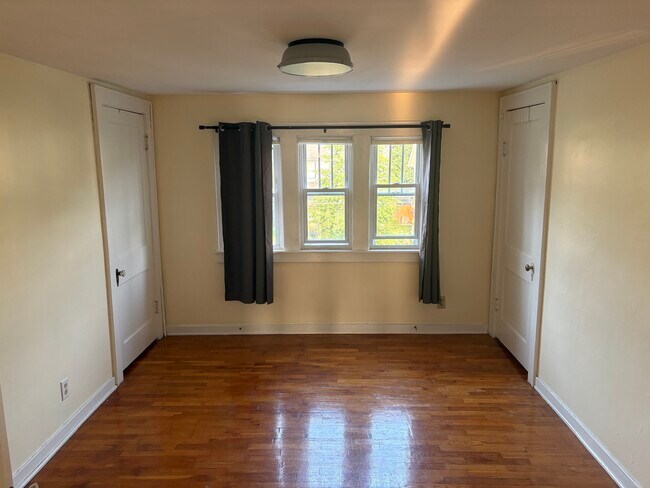 Building Photo - 1027 Benjamin Ave SE