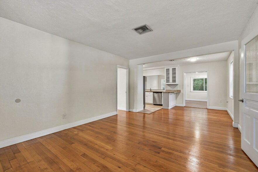 Building Photo - 2701 S Manhattan Ave