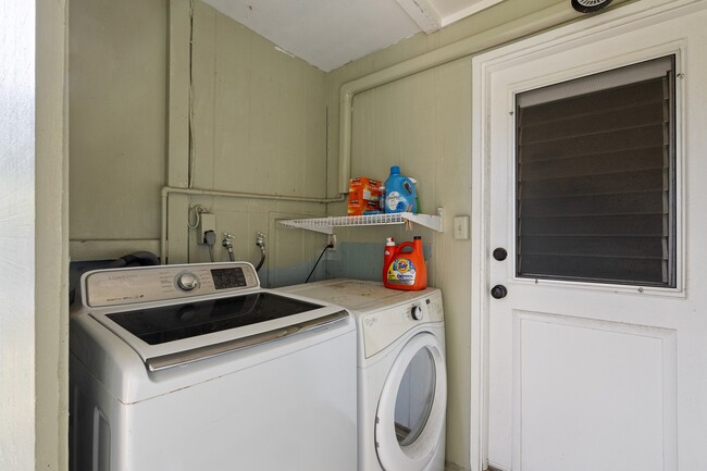 Building Photo - Kailua, Charming 3-Bed, 2-Bath with Swimmi...