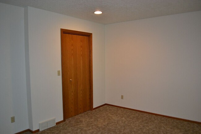 Building Photo - BEAUTIFUL 3 BEDROOM 3 BATH HOUSE LOCATED IN SOUTH SALEM