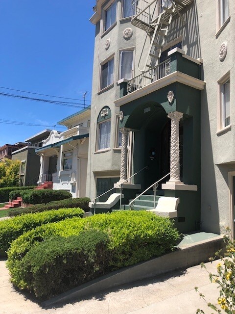 Building Photo - 3549 Lakeshore Ave