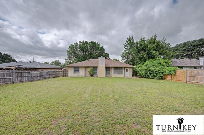 Building Photo - Cozy 3/2 Burleson Charmer | Wood-Burning Fireplace | 2-Car Garage | Pet-Friendly