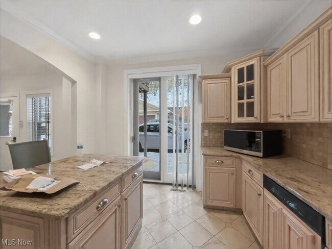 Building Photo - 2033 Fairview Ave