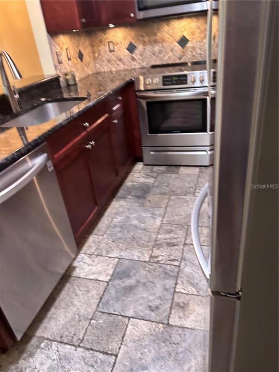 Building Photo - 1400 Pine Glen Ln