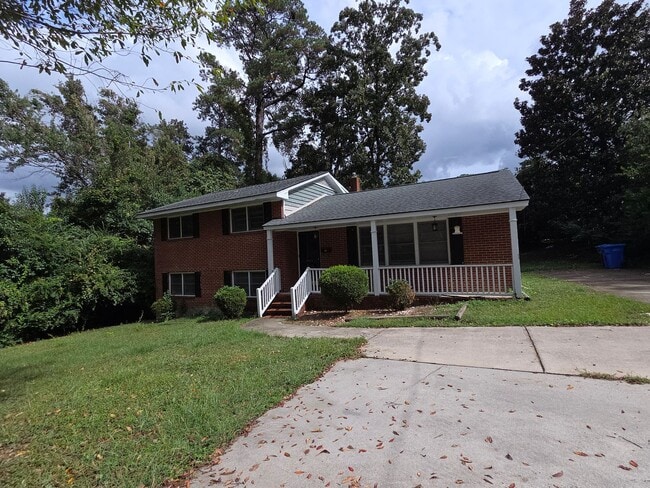 Primary Photo - Renovated Kitchen, 3 BR / 3 BH home in Terry Sanford Area!