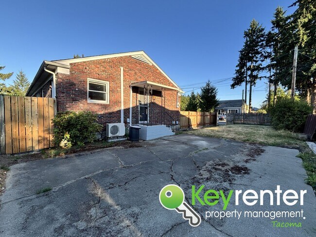 Building Photo - Charming 4-Bedroom Mid-Century Style Craft...