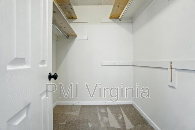 Building Photo - 5489 Glenville Cir