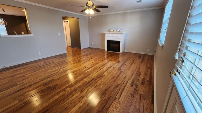 Building Photo - Updated, spacious townhome close to the in...